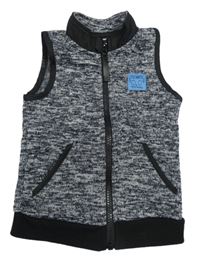 Černo-bílá melírovaná pletená propínací vesta s nášivkou so cute