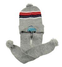 Šedo-červeno-černá melírovaná pletená čepice s autem a bambulkou a šálou 