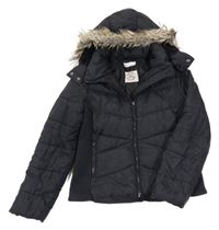 Černá prošívaná šusťáková zimní bunda s odepínací kapucí s kožešinou H&M