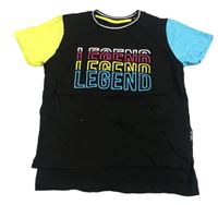 Černé tričko se žlutým a modrým rukávem a nápisem Primark