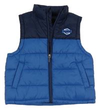 Tmavomodrá šusťáková zateplená vesta s nášivkou 