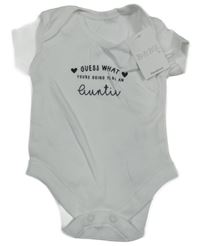 Bílé body s nápisem 