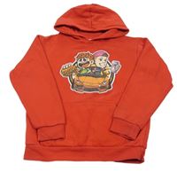 Červená mikina s chlapci v autě s kapucí 