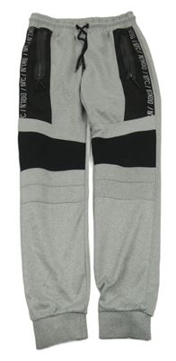 Šedo-černé tepáky s nápisy Chapter young