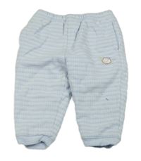 Světlemodro-bílé pruhované zateplené tepláky s nášivkou