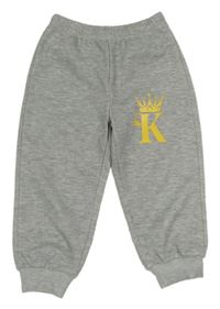 Šedé tepláky s písmenem