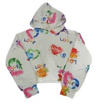 Bílo-barevná skvrnitá crop mikina se srdíčky a nápisy a kapucí SHEIN