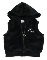 Černá chlupatá propínací vesta s korunkou a kapucí
