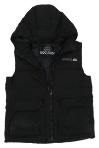 Černá šusťáková zateplená vesta s nápisem a kapucí C&A
