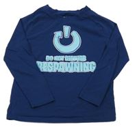 Tmavomodré triko s nápisem a potiskem 