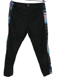 Dámské černo-barevné kytičkované sportovní capri legíny