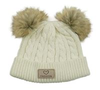 Smetanová čepice s nášivkou a bambulemi