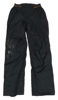 Černé šusťákové neprokokavé kalhoty se vzorem Decathlon