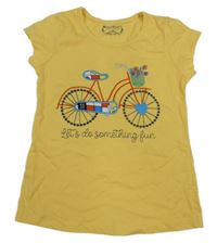 Žluté tričko s kolem a nápisem 