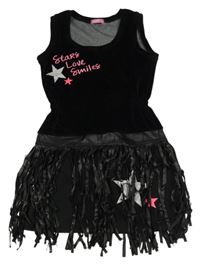 Černé sametové šaty s nápisem a třásněmi 