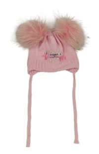 Růžová čepice s nápisem a bambulemi 