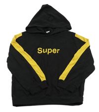 Černo-žluté triko s nápisem a kapucí