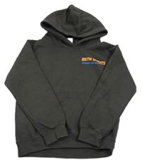 Tmavošedá mikina s nápisem a kapucí 