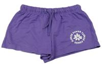 Fialové teplákové kraťasy s nápisem Destination 