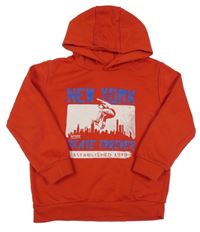 Červená mikina se skateboardistou a nápisy a kapucí PRIMARK