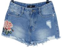 Dámské světlemodré riflové roztřepené kraťasy s květinou MissGuided 