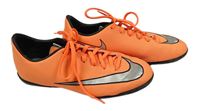 Neonově oranžovo-černé koženkové sálovky s logem Nike vel. 35
