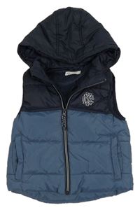 Tmavomodro-modrošedá prošívaná šusťáková zateplená vesta s písmenky a odepínací kapucí H&M