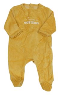 Tmavožlutý sametový overal s nápisy KIABI