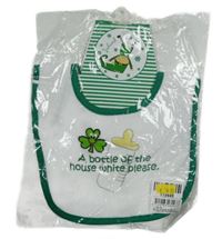 Nové - bílo-tmavozelený froté bryndák s nápisy a lahvičkou a trojlístkem 