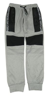 Šedo-černé sportovní tepláky s nápisy Chapter Young