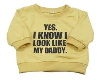 Žlutá mikina s nápisem 