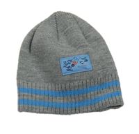 Šedá čepice s nášivkou a pruhy 