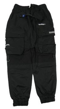 Černé šusťákové cuff kalhoty s kapsami a páskem 