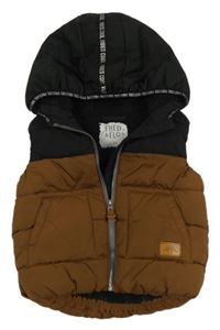 Hnědo-černá šusťáková zateplená vesta s kapucí F&F