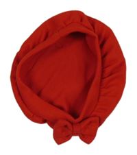 Červený baret s mašlí