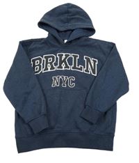 Tmavomodrá melírovaná mikina s nápisem a písmenky a kapsou a kapucí Chapter young