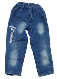 Modré teplákové rifle s nápisy 