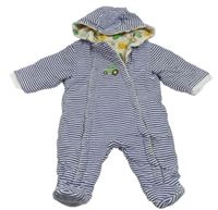 Tmavomodro-bílá pruhovaná zateplená kombinéza s traktorem a kapucí