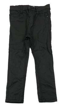 Černé skinny kalhoty koženkového vzhledu Mango