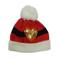 Černo-bílá pletená čepice se srdcem z flitrů a bambulí Tu