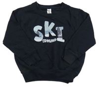 Tmavomodrá mikina s nápisem 