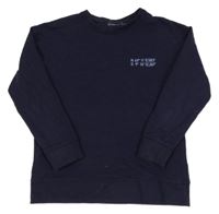 Tmavomodrá mikina s nápisem 