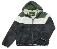 Šedo-khaki-bílá šusťáková jarní bunda s kapucí C&A