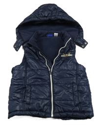 Tmavomodrá šusťáková zateplená vesta s nášivkou a kapucí Lupilu