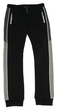 Černo-šedé tepláky s pruhy a nápisem C&A