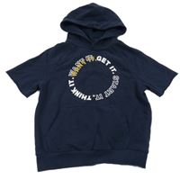 Tmavomodrá mikinová vesta s nápisem a kapucí S. Oliver