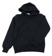 Černá teplá mikina s kapsou a erbem a kapucí