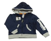 Tmavomodro-šedá propínací mikina s číslem a kapucí C&A