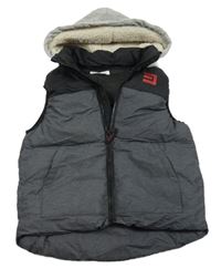 Černo-šedá šusťáková zateplená vesta s potiskem a kapucí H&M