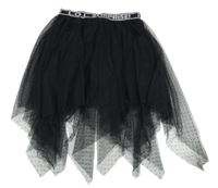 Černá puntíkatá tylová sukně s nápisem 